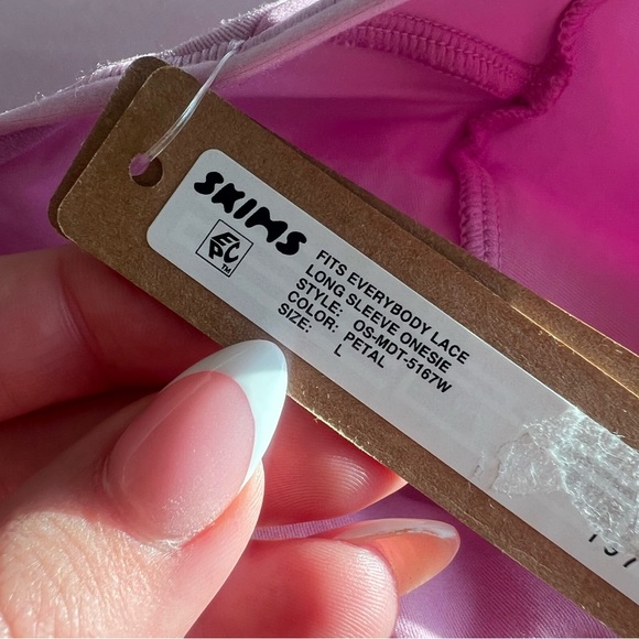 SKIMS LACE LONG SLEEVE ONESIE | PETAL - Picture 7 of 9